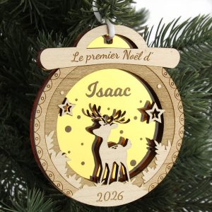 Boule Mon premier Noël à deux couches en bois et miroir doré, gravée du prénom Isaac et de l’année 2026, suspendue à un sapin