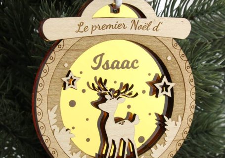 Boule Mon premier Noël à deux couches en bois et miroir doré, gravée du prénom Isaac et de l’année 2026, suspendue à un sapin